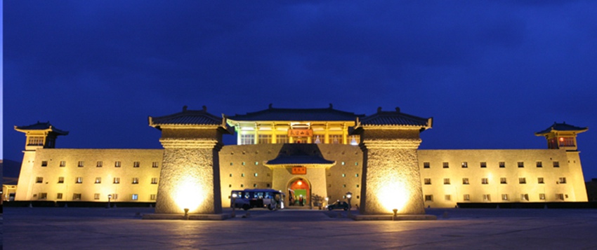 再現(xiàn)大漠古堡風(fēng)貌與意境 敦煌山莊