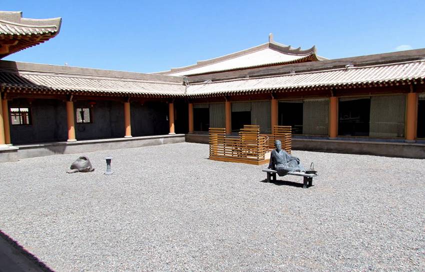 再現(xiàn)大漠古堡風(fēng)貌與意境 敦煌山莊