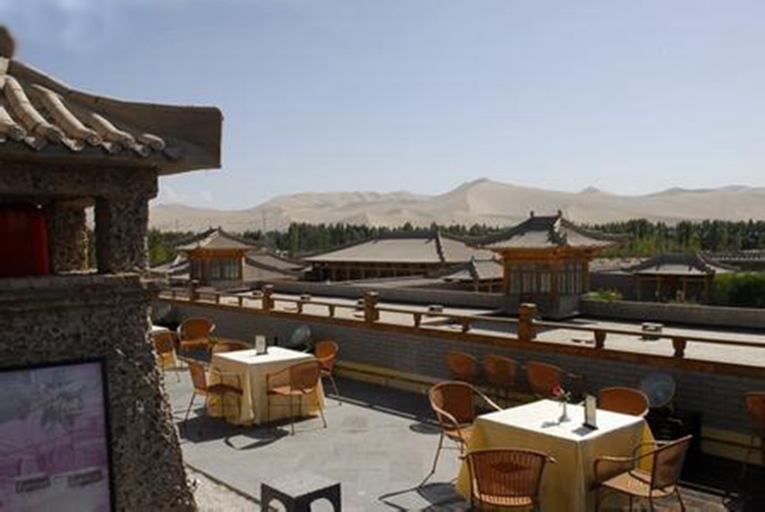 再現(xiàn)大漠古堡風(fēng)貌與意境 敦煌山莊