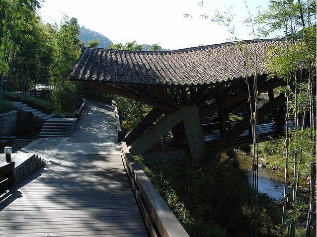 客家夯土墻瓦屋頂下的巴厘島風(fēng)格 廣州十字水酒店