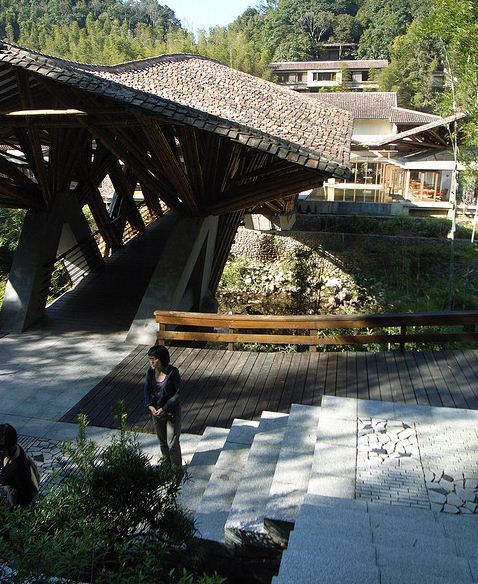 客家夯土墻瓦屋頂下的巴厘島風(fēng)格 廣州十字水酒店