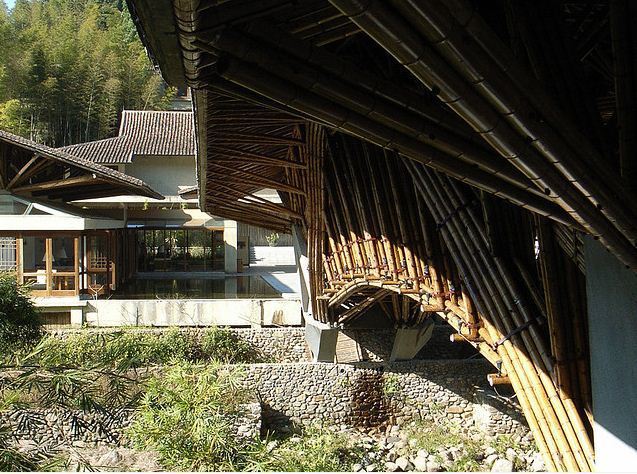 客家夯土墻瓦屋頂下的巴厘島風(fēng)格 廣州十字水酒店