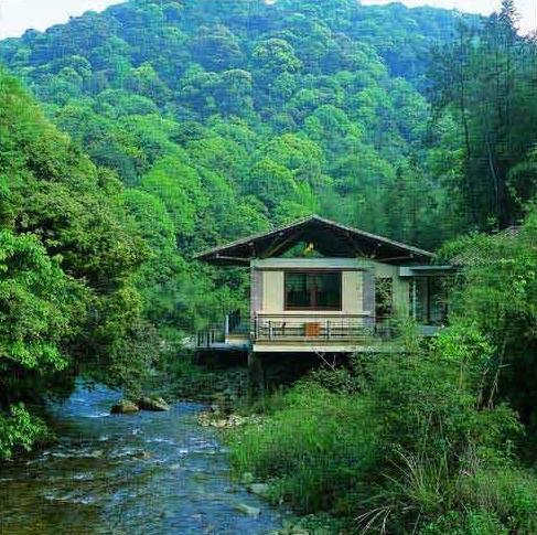 客家夯土墻瓦屋頂下的巴厘島風(fēng)格 廣州十字水酒店