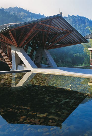 客家夯土墻瓦屋頂下的巴厘島風(fēng)格 廣州十字水酒店