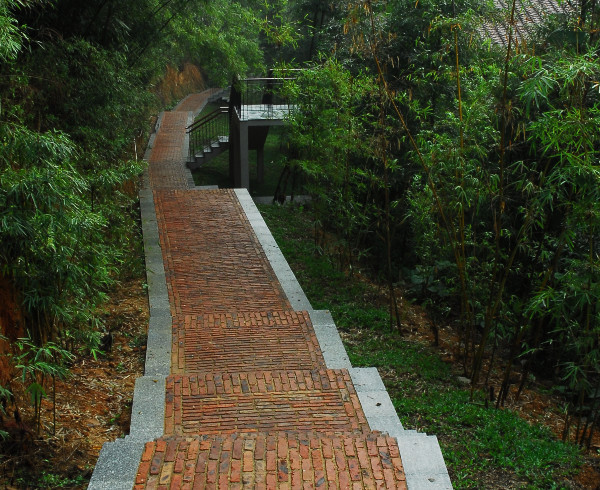 客家夯土墻瓦屋頂下的巴厘島風(fēng)格 廣州十字水酒店