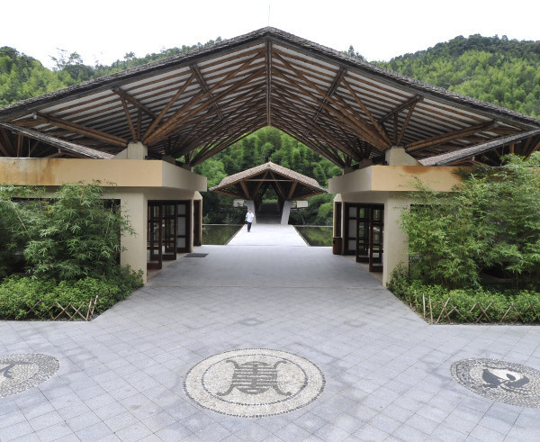 客家夯土墻瓦屋頂下的巴厘島風(fēng)格 廣州十字水酒店